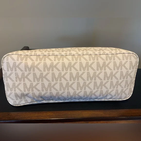 Michael Kors Jet Set Travel - Picture 4 of 16